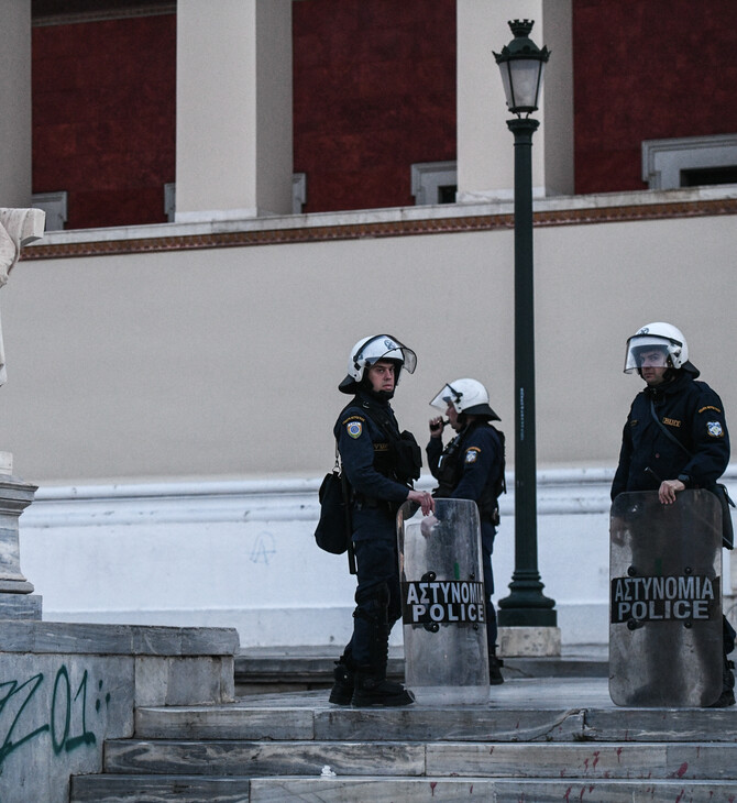 ΕΚΠΑ: Στον εισαγγελέα οι 10 συλληφθέντες- Διάλογος αστυνομικού με καταληψία κατά την εκκένωση της κατάληψης στα Προπύλαια