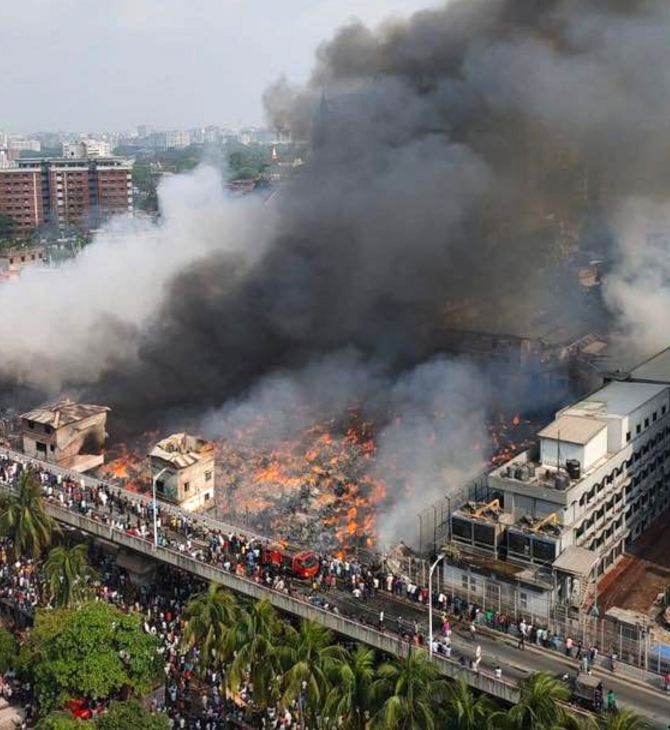 Μπαγκλαντές: Συγκλονιστικές εικόνες από τεράστια φωτιά στη μεγαλύτερη αγορά ρούχων της Ντάκα