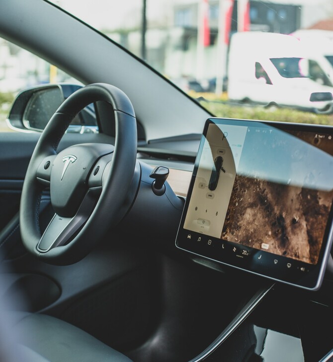Tesla: Εργαζόμενοι μοιράστηκαν σε chat room εικόνες από τις κάμερες σε οχήματα 
