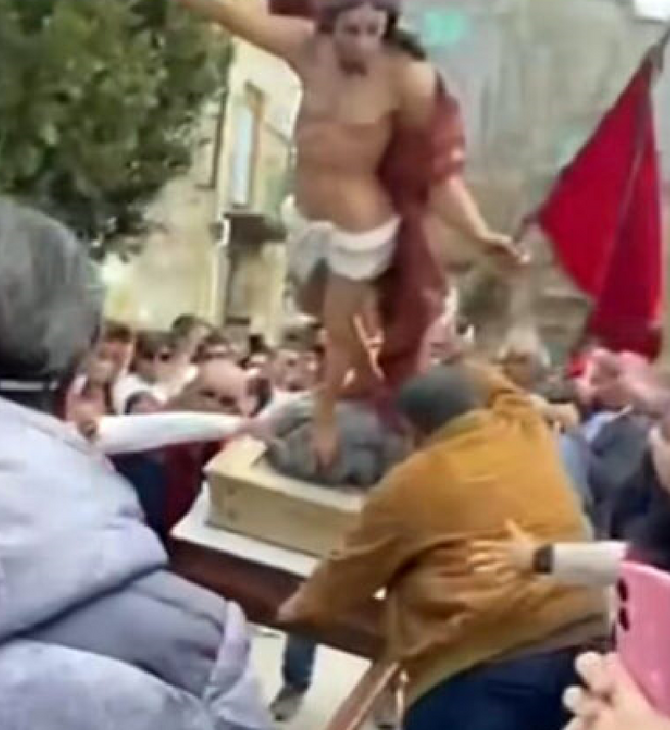 Δύο αγάλματα έπεσαν σε πασχαλινή πομπή στην Ιταλία