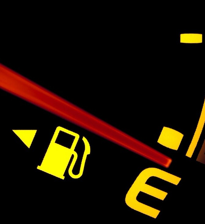 Αυτοκίνητα: Πόσα χιλιόμετρα μπορείτε να κάνετε με αναμμένο το λαμπάκι της βενζίνης