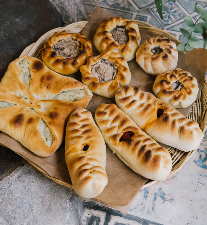 Γεωργιανές πίτες και ψωμί στην Αγία Ζώνη της Κυψέλης