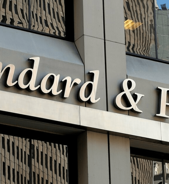 S&P: Αναβάθμισε τις προοπτικές του ελληνικού αξιόχρεου σε θετικές