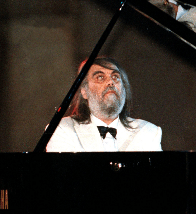 Βόλος: Το Δημοτικό Θέατρο βαφτίζεται «Vangelis» στη μνήμη του Βαγγέλη Παπαθανασίου
