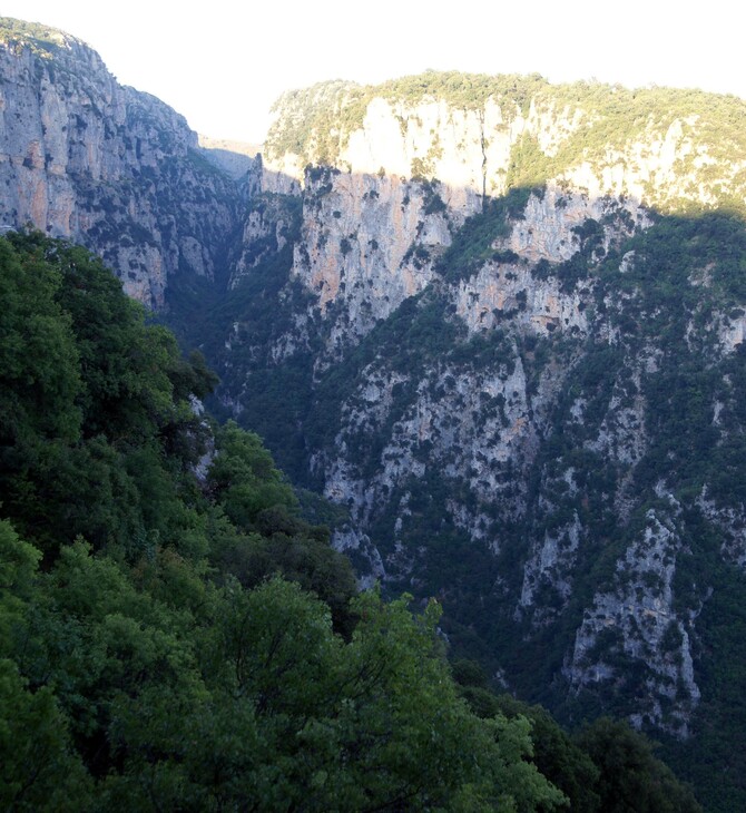 Πρέβεζα: Επιχείρησε να ρίξει σε χαράδρα την εν διαστάσει σύζυγό του και το παιδί τους