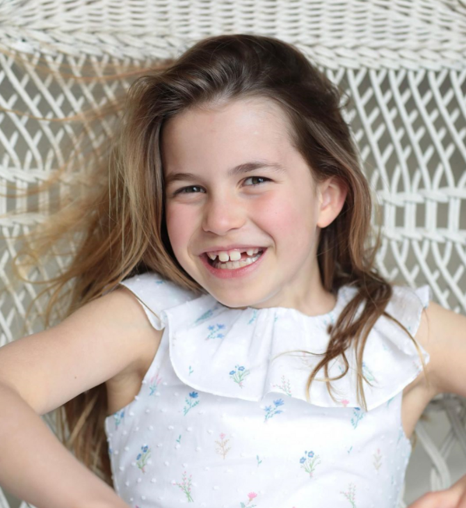 Η πριγκίπισσα Σάρλοτ χαμογελά πλατιά- Το πορτρέτο για τα 8α γενέθλιά της 