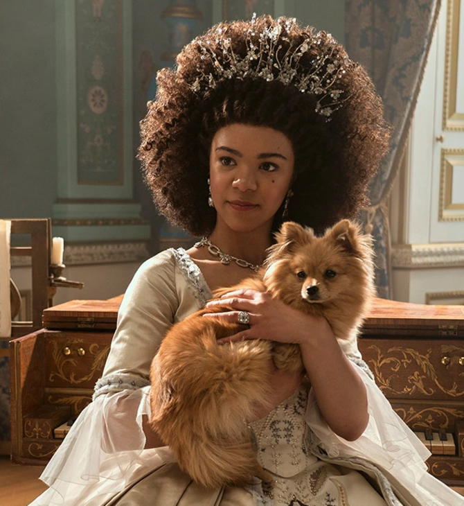 «Queen Charlotte»: To spin off του Bridgerton «απογυμνώνει» μια κοινωνία αχρωματοψίας