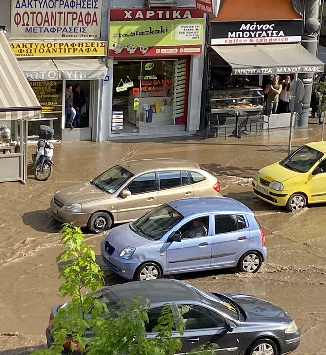 Θεσσαλονίκη: Ποτάμι από λύματα ο δρόμος μπροστά στα δικαστήρια