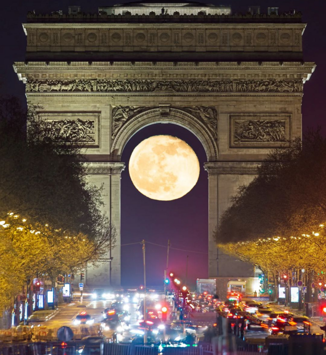 Παρίσι: Πανσέληνος μέσα στην Αψίδα του Θριάμβου – Την προετοίμαζε γα μήνες