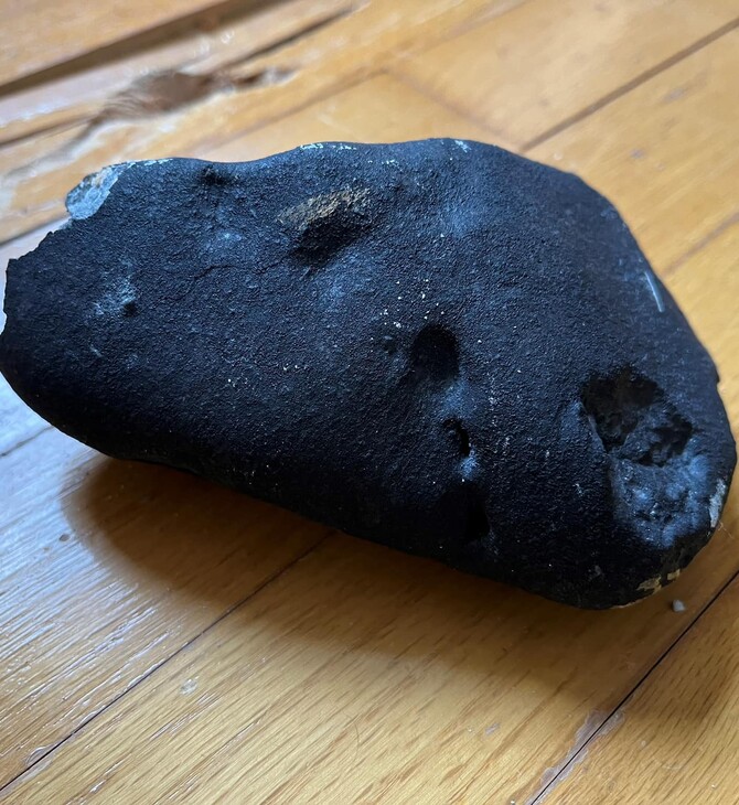 Μαύρο καυτό πέτρωμα έπεσε σε σπίτι στις ΗΠΑ – Πιθανώς είναι μετεωρίτης