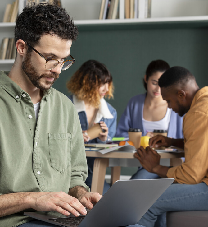Η Έρευνα του 2023 της Deloitte για τους Gen Z και τους Millennials αποκαλύπτει την πρόοδο στον εργασιακό χώρο παρά τις νέες δυσκολίες