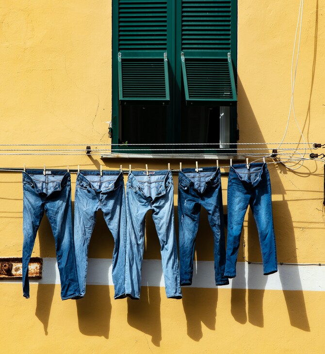 Το κίνημα της απλυσιάς: Γιατί όλο και περισσότεροι πλένουν ελάχιστα (ή και καθόλου) τα ρούχα τους;