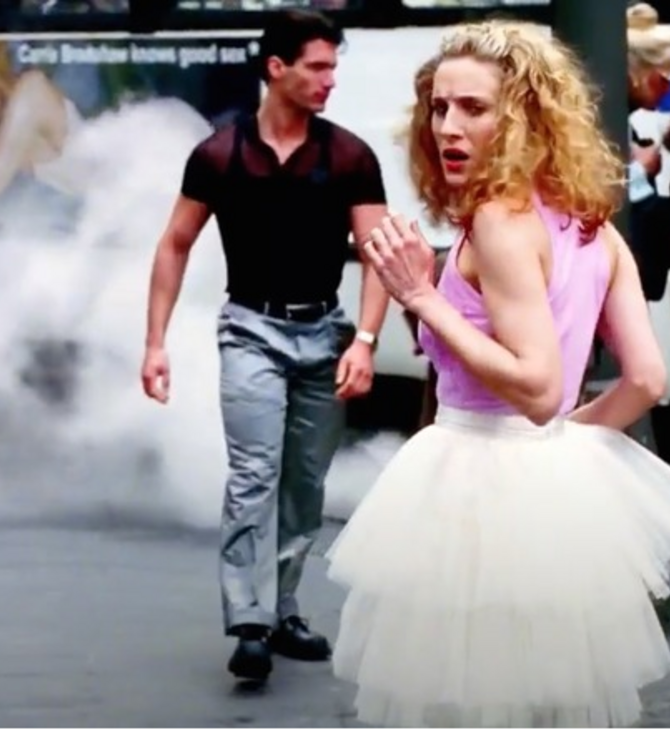 To «Sex and the City» έγινε 25 και η Σάρα Τζέσικα Πάρκερ γιορτάζει αλά Κάρι Μπράντσο