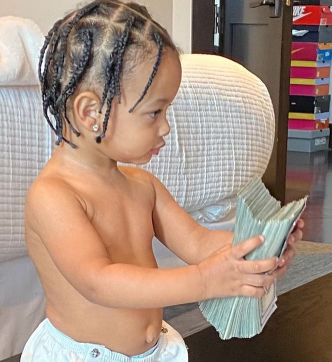 Ο ενός έτους γιος της Cardi B φορά διαμαντένια σκουλαρίκια και παίζει με 100δόλαρα