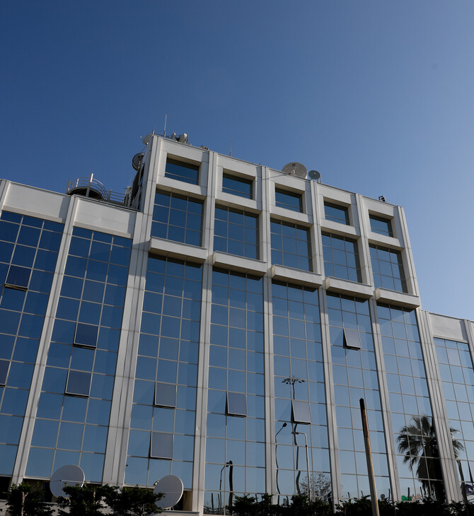 Άγνωστοι πέταξαν τρικάκια έξω από τον ΣΚΑΪ