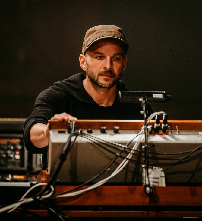 O Nils Frahm αναρωτιέται γιατί σε κάποιους ανθρώπους δεν αρέσουν τα ζώα