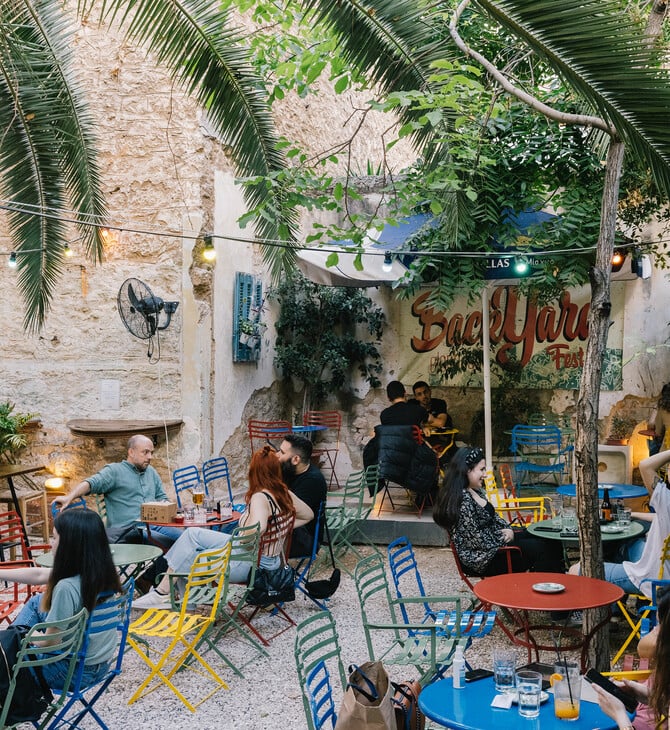 Άνοιξε ο καιρός και βγαίνουμε σε 8 αυλές της Αθήνας