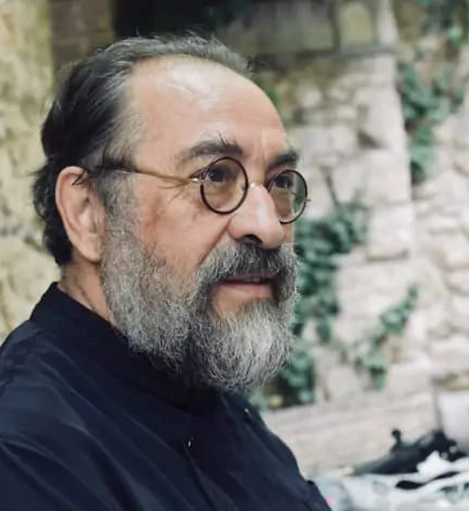Επιστρέφει στα καθήκοντα του ο ιερέας που τέθηκε σε αργία γιατί έντυσε «παπαδάκια» δύο κορίτσια