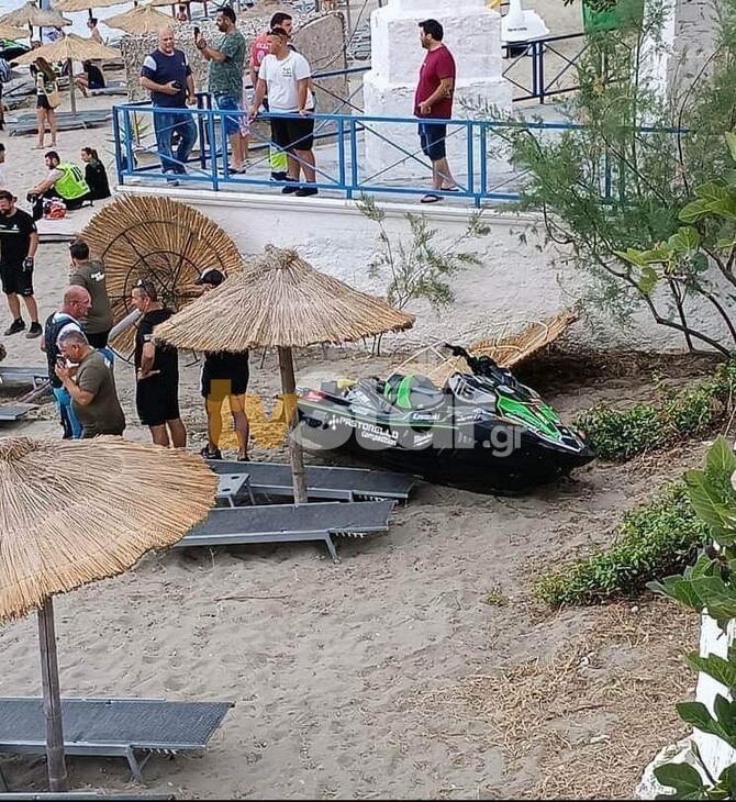 Εύβοια: Jet ski βγήκαν εκτός πορείας και έπεσαν σε ομπρέλες στην παραλία της Κύμης (φωτο & video)