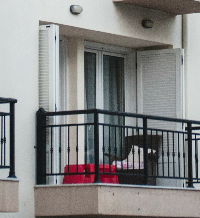 Κοπέλα που κρεμόταν σε μπαλκόνι ξεσκέπασε κύκλωμα εμπορίας ανθρώπων 