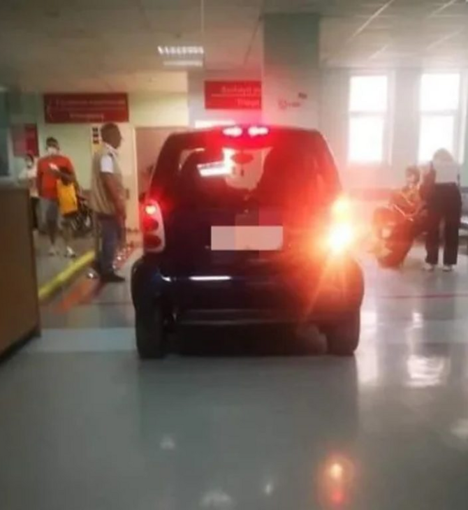 Μπήκε με το αυτοκίνητο μέσα στο ΚΑΤ και πάρκαρε στα επείγοντα
