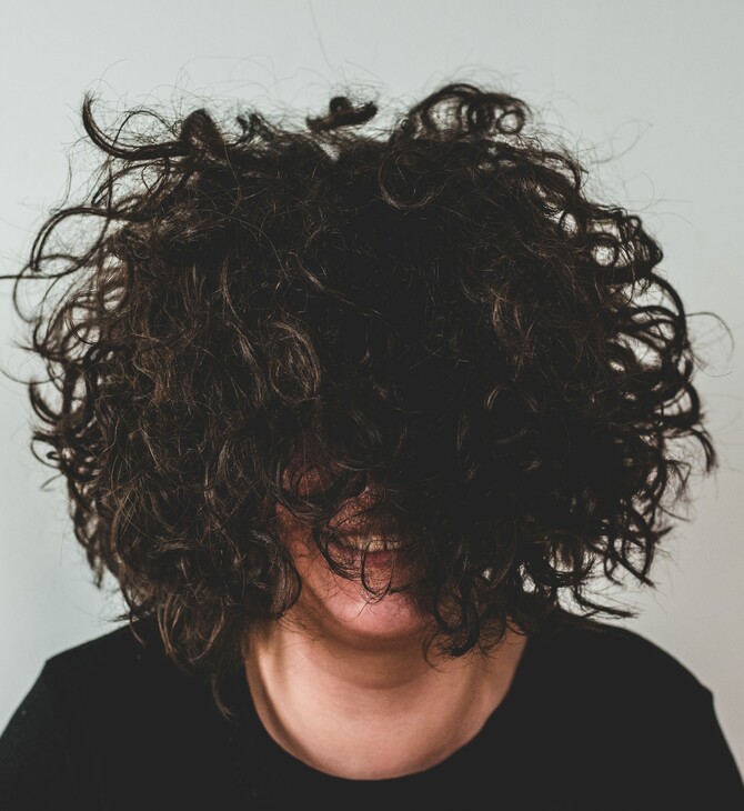 Έρευνα: Γιατί τα σγουρά μαλλιά κρατούν πιο δροσερό το κεφάλι