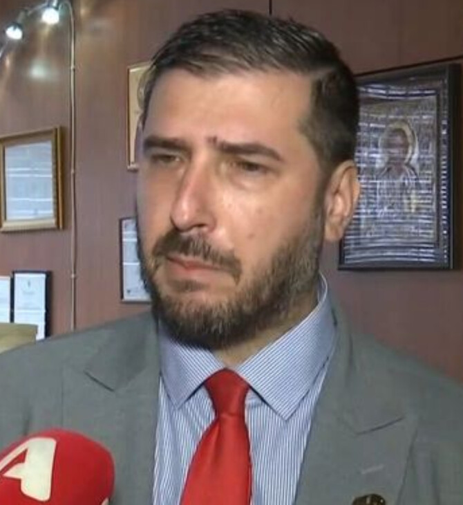 Σπαρτιάτες: Βιβλία με τους Παπαδόπουλο, Χίτλερ, Μεταξά και τη ναζιστική σβάστικα στο γραφείο του εκπρόσωπου Τύπου