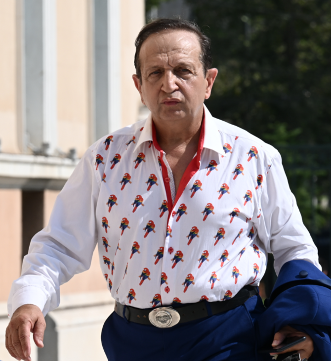 Σπύρος Μπιμπίλας: Συμβολικό το πουκάμισο με τους παπαγάλους στη Βουλή