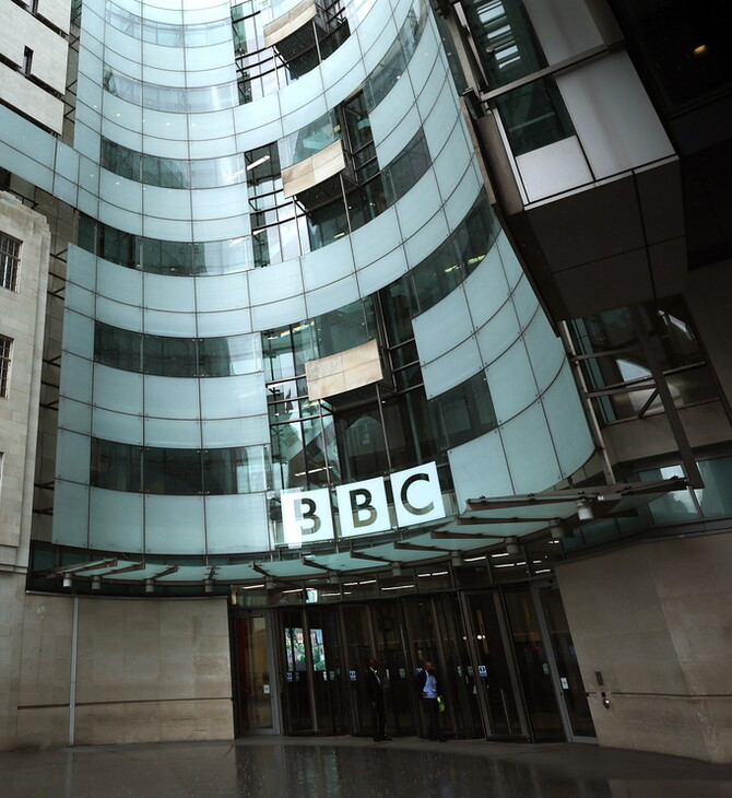 BBC: Ξεκινά έρευνα για την καταγγελία ότι παρουσιαστής πλήρωνε επί τρία χρόνια 17χρονο για γυμνές φωτογραφίες