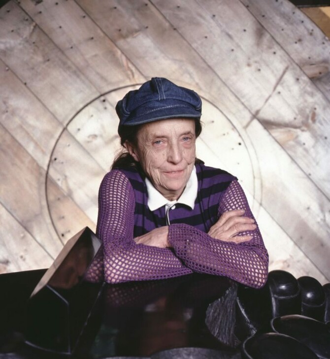 H Louise Bourgeois καθαρίζει ένα μανταρίνι 