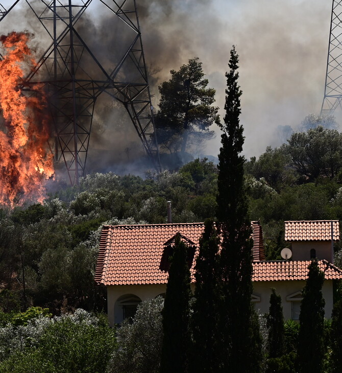 Φωτιά στον Κουβαρά- Δήμαρχος Σαρωνικού: «Υπάρχουν σπίτια που καίγονται»
