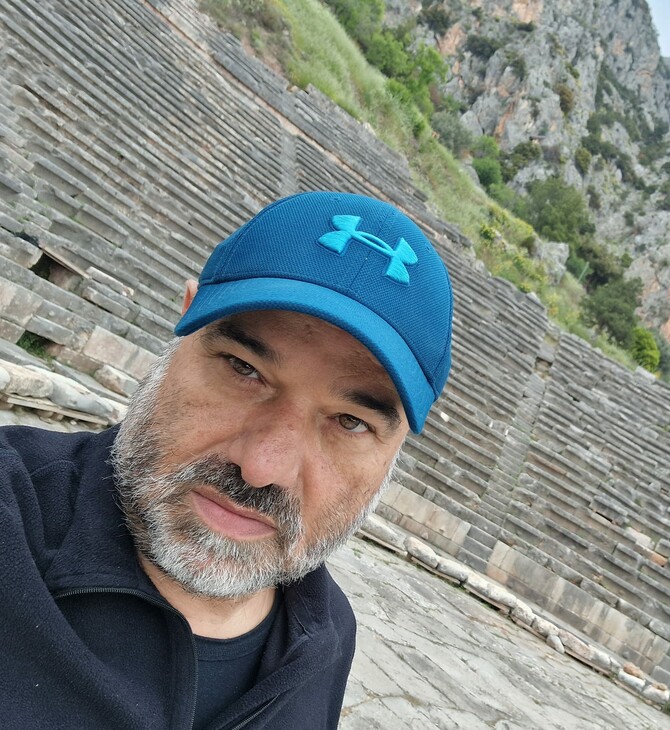 Καταγγελία περί βιασμού: Παραπομπή του σκηνοθέτη Κώστα Κωστόπουλου σε δίκη πρότεινε η εισαγγελέας 