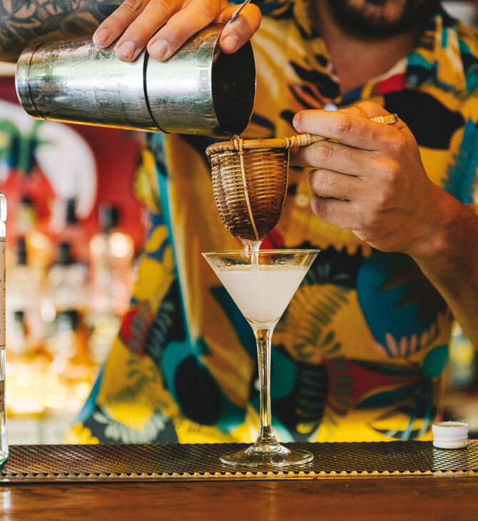 Daquiri, το ποτό που μας χαρίζει στιγμές δροσιάς στο πιο Tiki Bar της πόλης