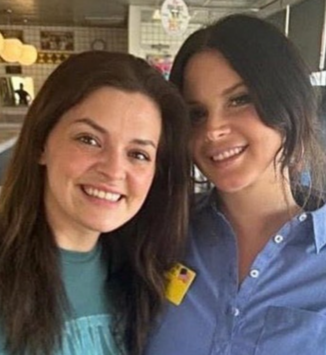 Lana Del Rey: Πήγε σε μαγαζί με βάφλες και άρχισε να σερβίρει τους πελάτες