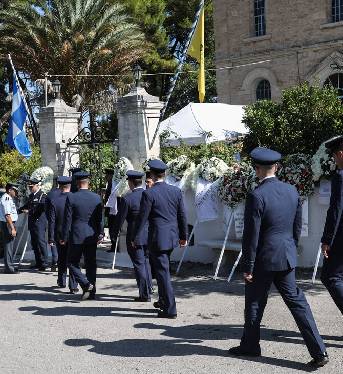 Κηδεία Χρήστου Μουλά: Το «τελευταίο αντίο» στο σμηναγό που σκοτώθηκε στην Κάρυστο