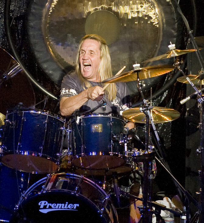 Ο ντράμερ των Iron Maiden, Nicko McBrain έπαθε εγκεφαλικό- Παρέλυσε από την δεξιά πλευρά