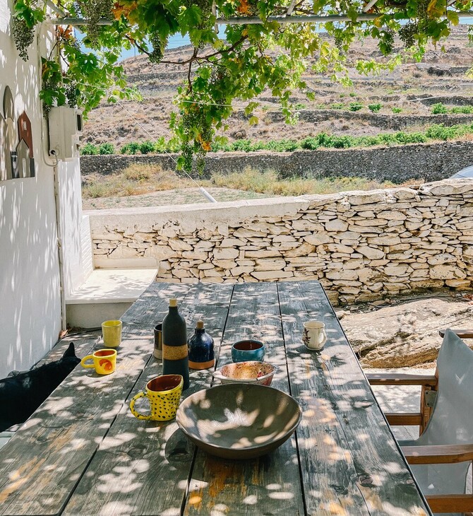 Ένα λιτό εξοχικό σε έναν οικισμό της Σύρου
