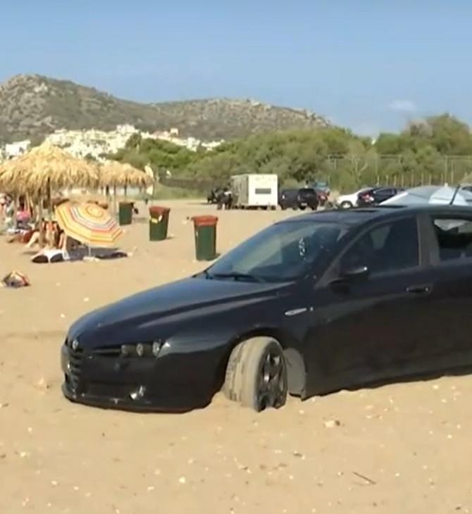 Οδηγός πάρκαρε το αυτοκίνητό του πάνω στην άμμο δίπλα στις ομπρέλες