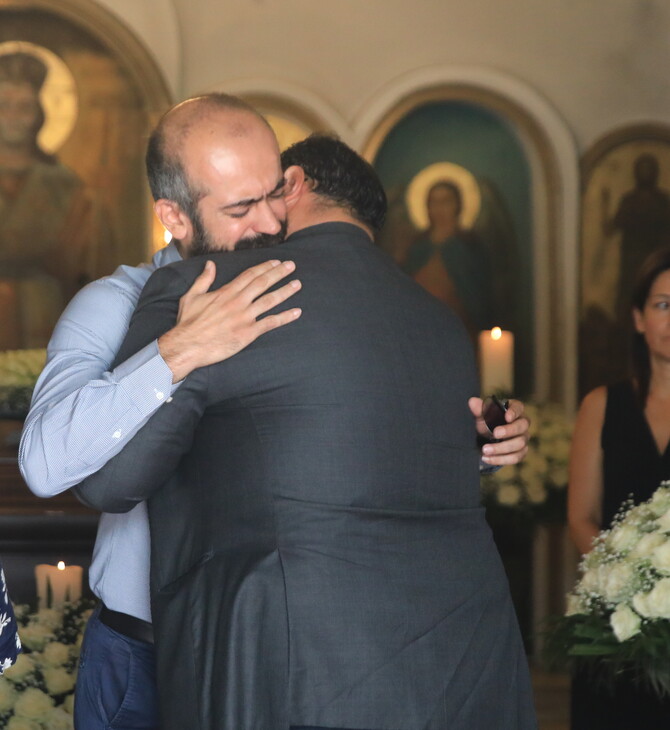 Κηδεία Λιζέτας Νικολάου: Πλήθος καλλιτεχνών στο «τελευταίο» αντίο - Συντετριμμένος ο γιος της