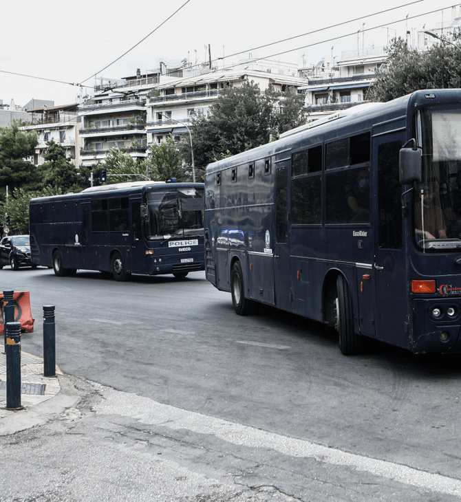 Νέα Φιλαδέλφεια: Ξεκίνησαν οι μεταγωγές των προφυλακισμένων- Νέα πολεμοφόδια βρέθηκαν έξω από το γήπεδο της ΑΕΚ