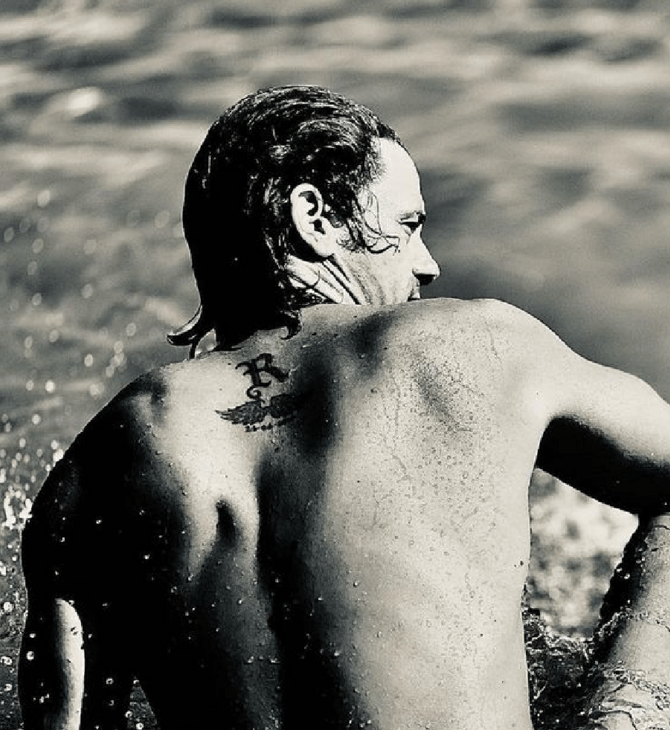O Αποστόλης Τότσικας ποζάρει γυμνός στη Ρούλα Ρέβη- «Καλοκαιρινή παράδοση»