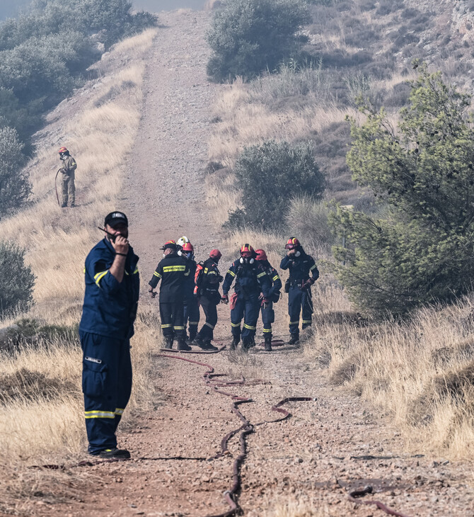 Φωτιά στην Πάρνηθα: Καίγονται σπίτια, εκκενώθηκαν οικισμοί- Αγνοείται 77χρονος