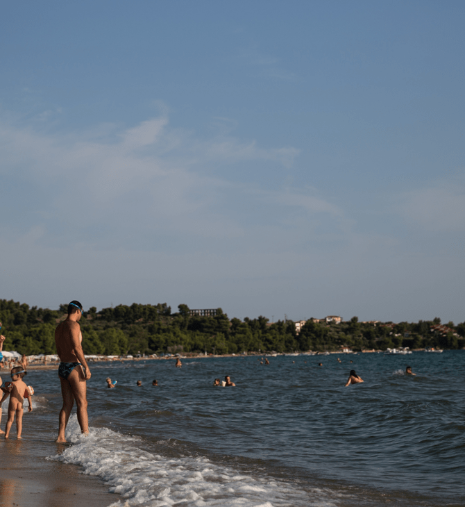 Χαλκιδική: Απαγορεύθηκε το κολύμπι στην παραλία Νικήτης- Έπεσαν λύματα στη θάλασσα