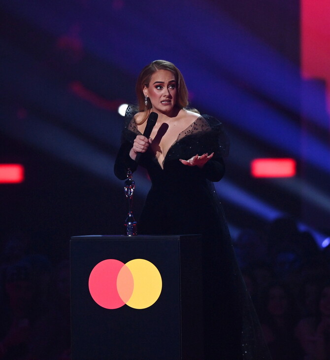 Adele: Τα «έβαλε» με σεκιούριτι στη συναυλία της- «Ασε ήσυχο τον θαυμαστή μου»