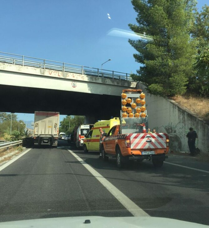 Μαγνησία: Ασθενοφόρο με τρεις επιβάτες άρπαξε φωτιά στον κόμβο Βελεστίνου