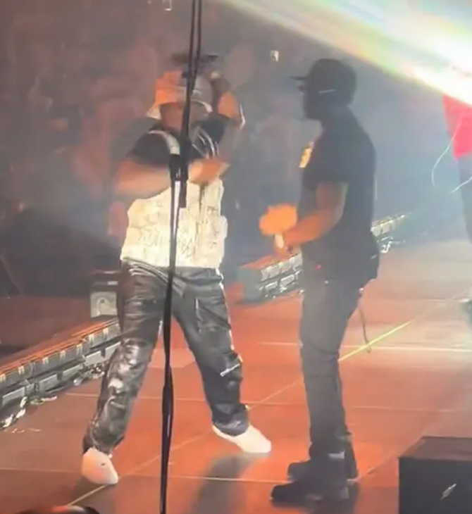 Ο 50 Cent πέταξε έξαλλος το μικρόφωνο σε συναυλία- Χτύπησε γυναίκα στο κεφάλι