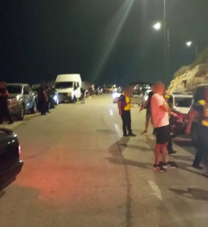 «Κόντρες» στην παραλιακή: Σε 12 συλλήψεις προχώρησε η ΕΛΑΣ- Βρέθηκαν 2 κλεμμένα αυτοκίνητα