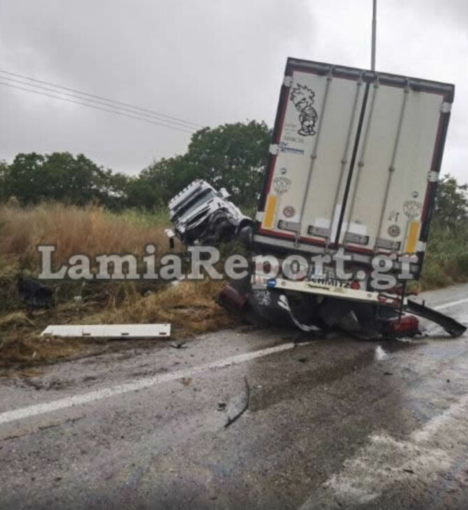 Νταλίκα «διέλυσε» δύο αυτοκίνητα - Νεκρή η μια οδηγός - Δείτε εικόνες