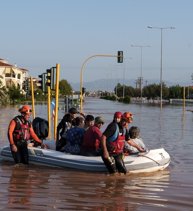 Κακοκαιρία - Ανατράπηκαν δύο σωσίβιες λέμβοι στη Γιαννούλη Λάρισας 