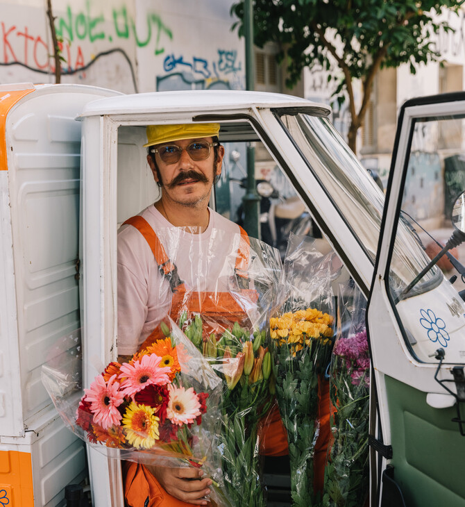 Ανάμεσά μας, στο κέντρο της Αθήνας, κυκλοφορεί πλέον ένα flower boy